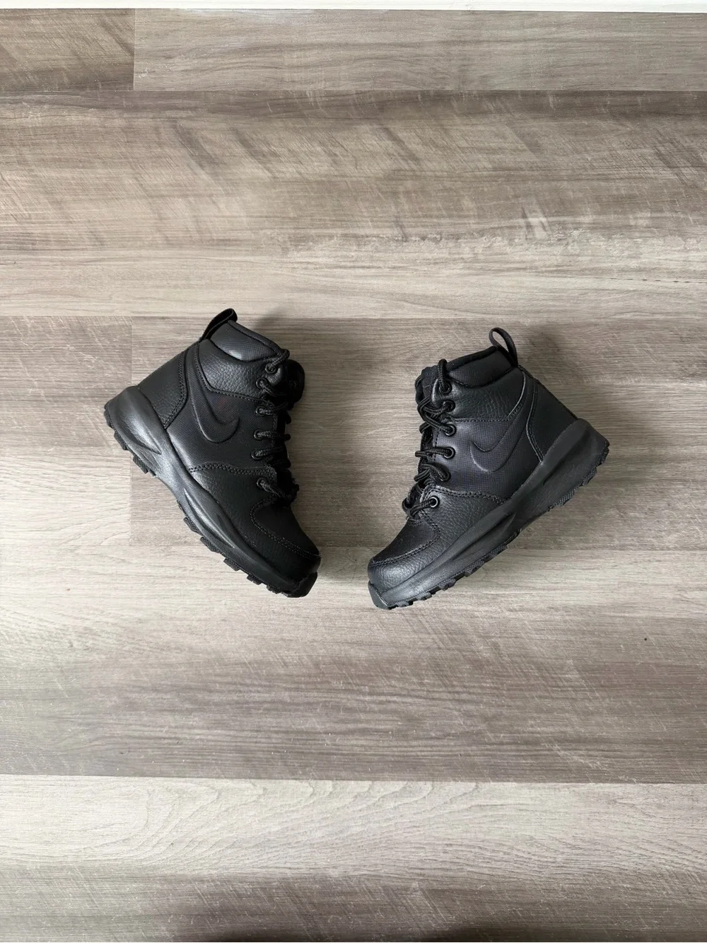Nike Black Manoa Boot size 10.5c